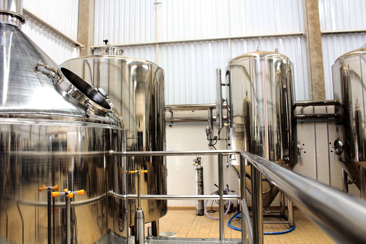 Hygienische Reinigung von Edelstahltanks in einer Brauerei