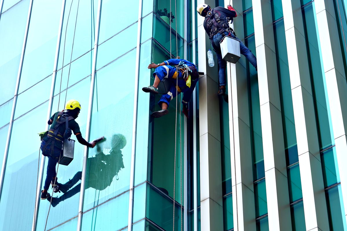 Gewerbliche Fensterreinigung an einer Glasfassade