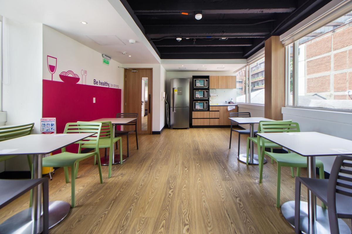 Sauberer Gastraum nach professioneller Restaurantreinigung