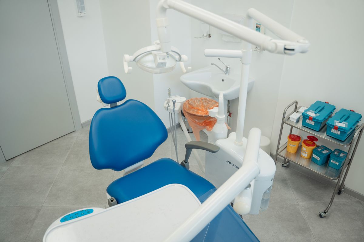 Behandlungsraum einer Arztpraxis mit hohen Hygieneanforderungen