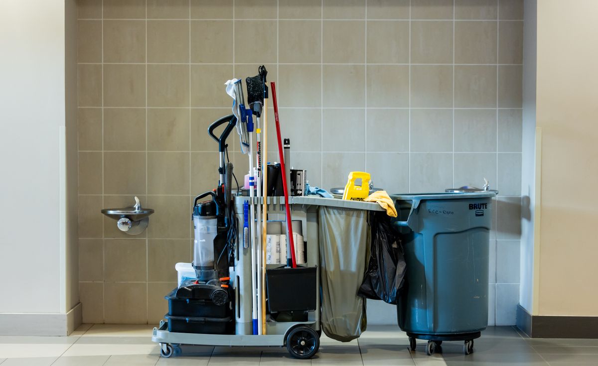Reinigungswagen für die Nachtreinigung in einem Gewerbebetrieb